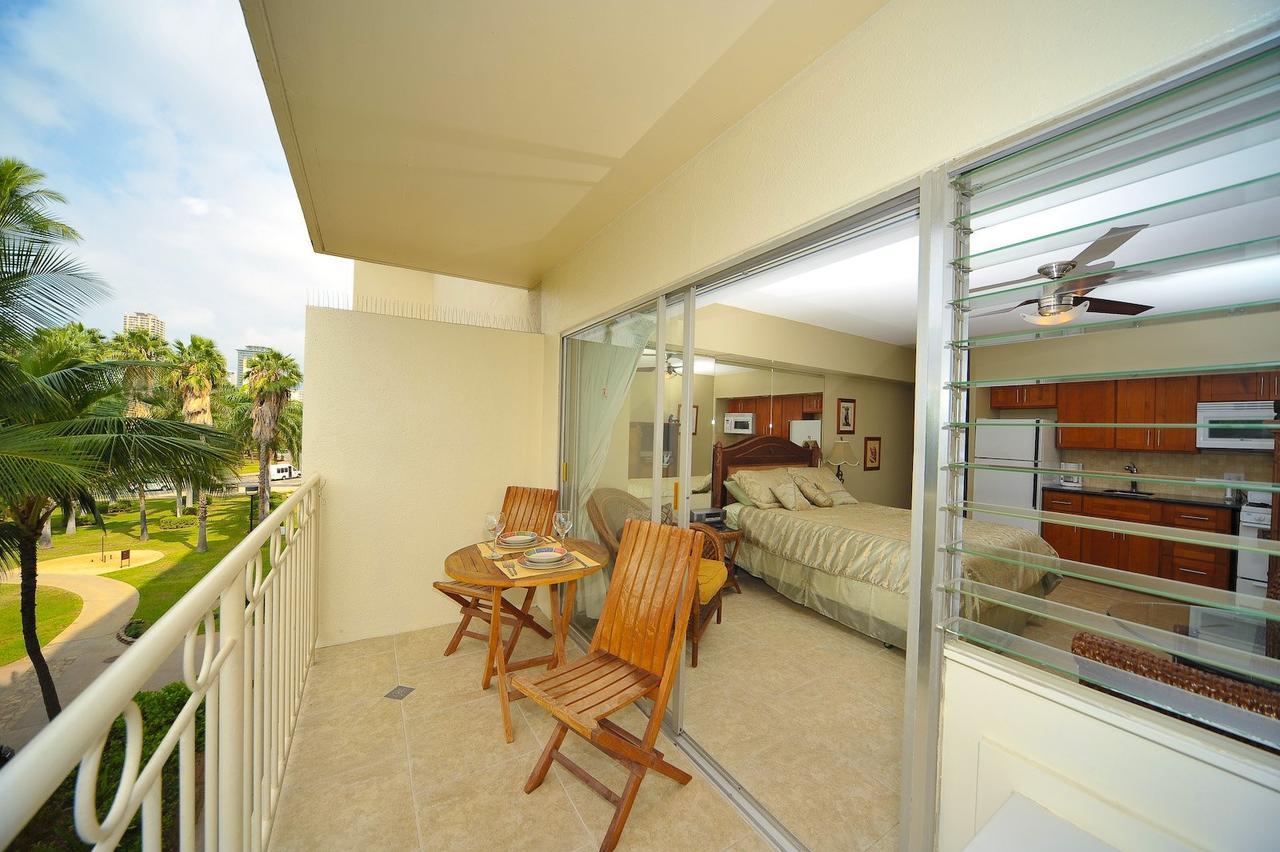 Waikiki Shore Beachfront Хонолулу Екстериор снимка