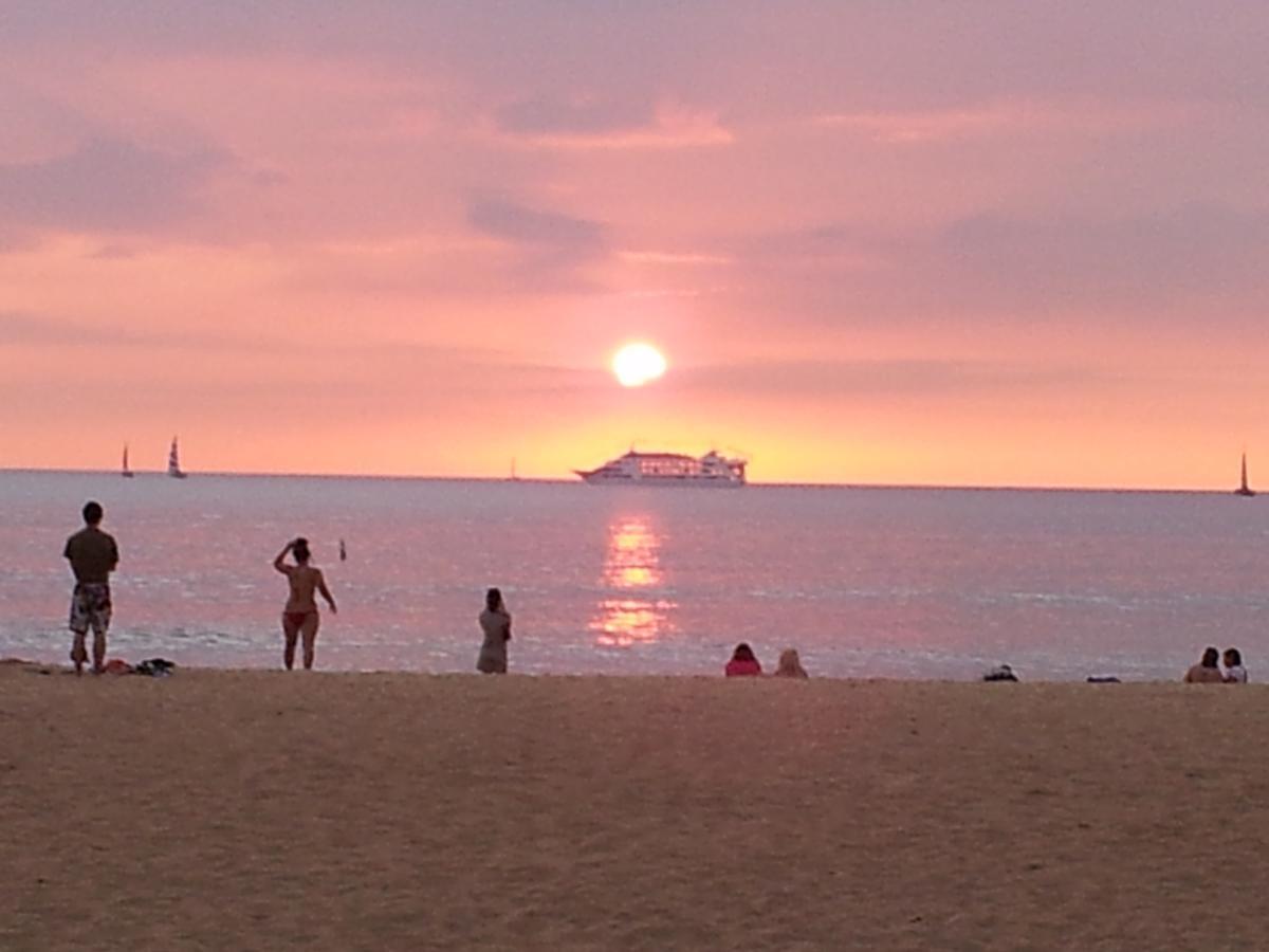 Waikiki Shore Beachfront Хонолулу Екстериор снимка